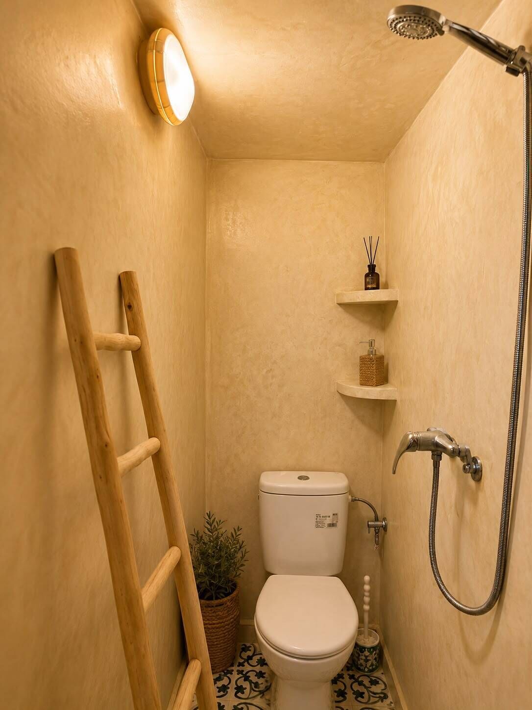 Separat badekar og bruser, håndklæder, Toiletpapir