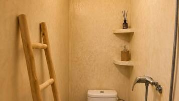 Separat badekar og bruser, håndklæder, Toiletpapir