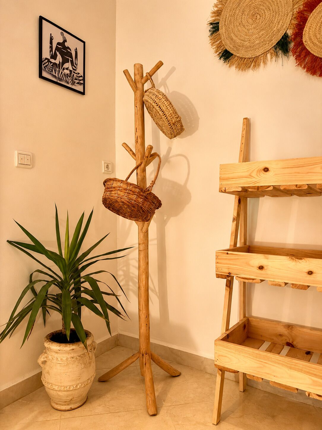 Una stanza con un'alta struttura in legno che contiene cesti, una pianta in vaso e un mobile contenitore a scaffali.