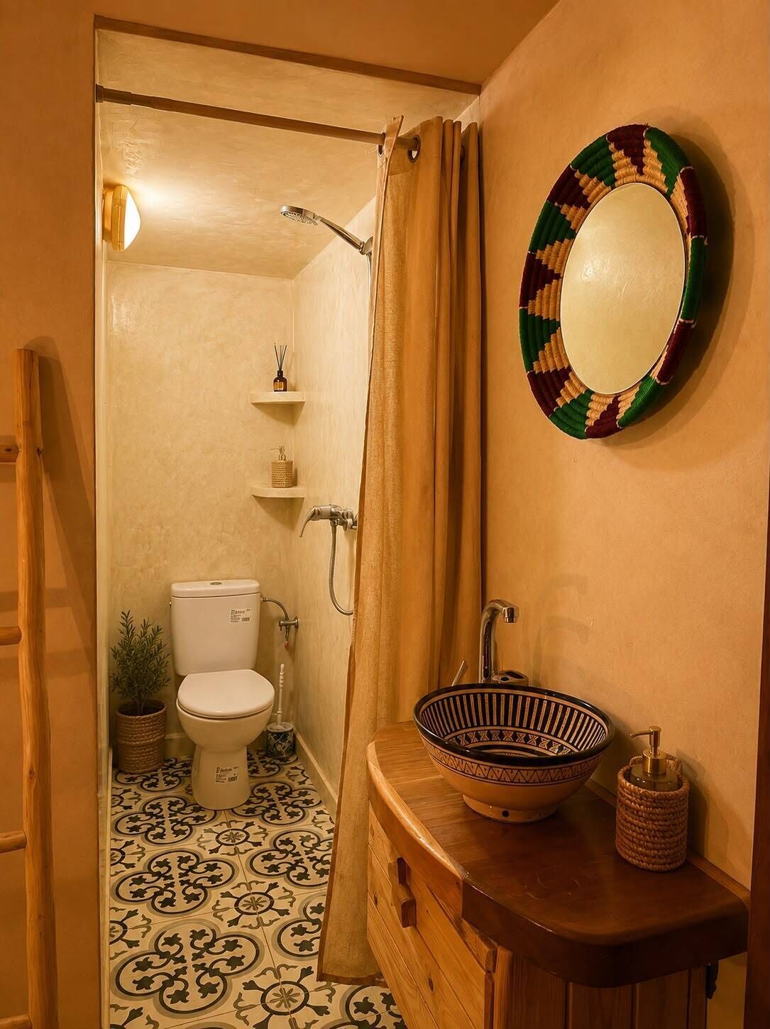 Ein Badezimmer mit Toilette, Dusche und Waschbecken.