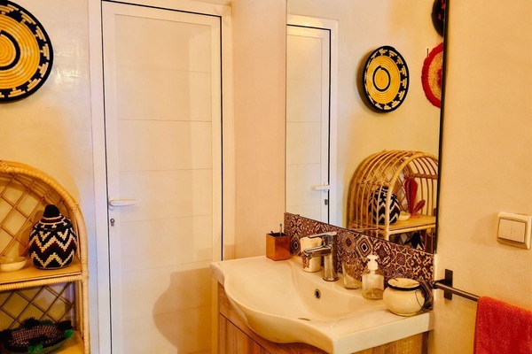 Shower, towels, toilet paper