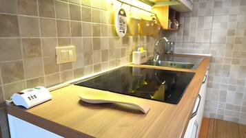 Frigorifero, microonde, forno, piano cottura