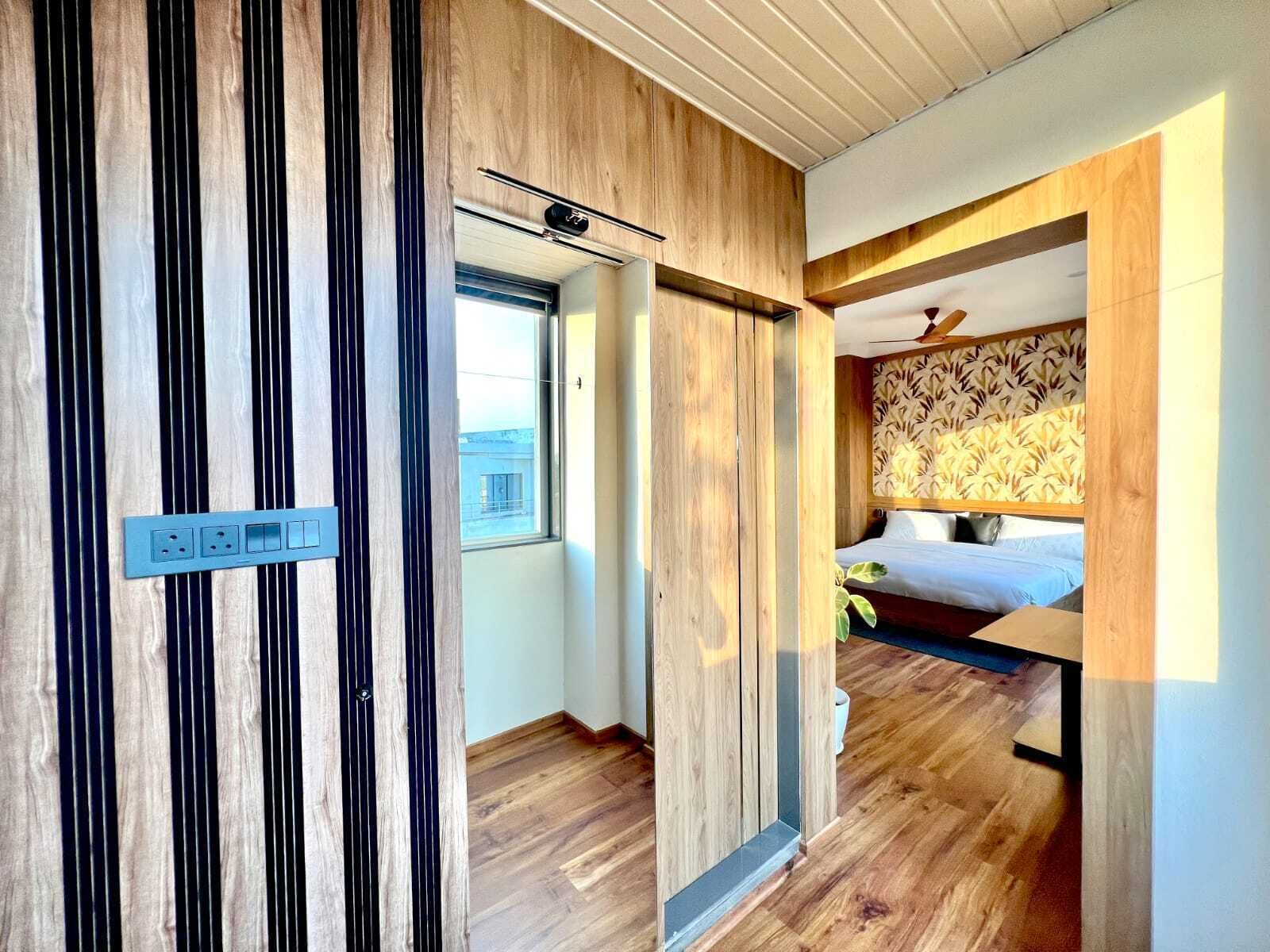 Suite | Desk, laptop workspace, free WiFi