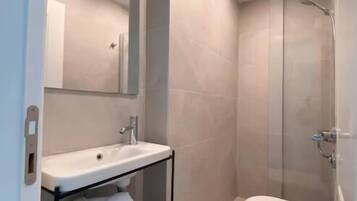 Family Quadruple Room | Bathroom | Shower, hair dryer, towels, soap