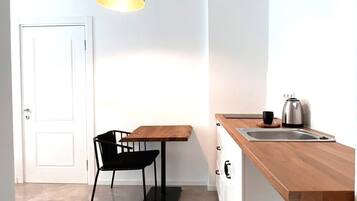 Deluxe Room | Private kitchen | Coffee/tea maker, electric kettle