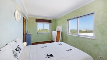Iron/ironing board, bed sheets