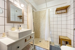 Douche, sèche-cheveux, serviettes fournies