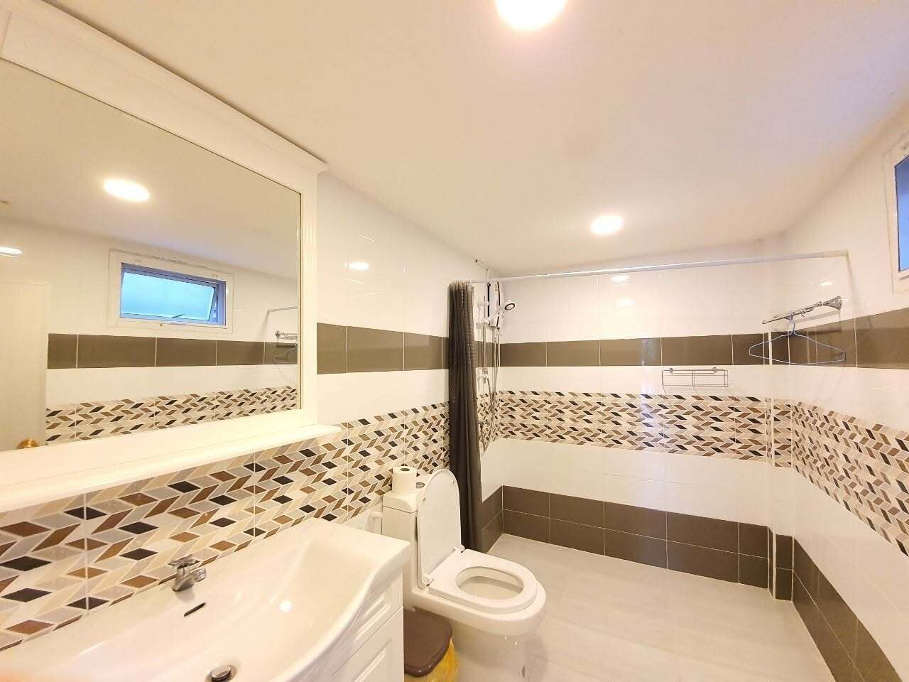 Villa Deluxe | Badrum | Badkar och dusch, gratis toalettartiklar, hårtork och handdukar