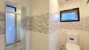A bathroom with a toilet, a mirror, and a window. - PAPA Beach Pool Villas Pattaya (Bang Lamung District)