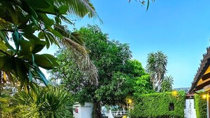 A pool with a hot tub, surrounded by lush greenery and a tiled walkway. - PAPA Beach Pool Villas Pattaya (Bang Lamung District)