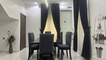 Appartement familial, balcon, vue sur la ville | Restauration