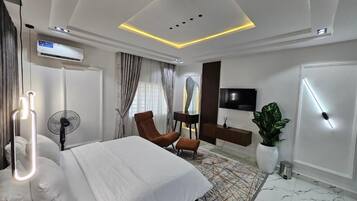 Appartement familial, balcon, vue sur la ville | Coffre-fort pour ordinateur portable, bureau