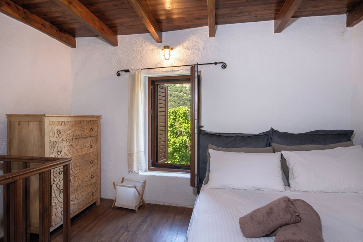 Serenity Cave Villa | Soundproofing, iron/ironing board, travel crib, WiFi (free)