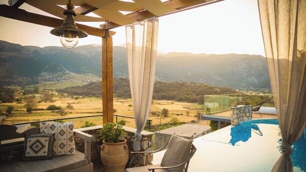 An outdoor seating area with a pool, overlooking a mountainous landscape. - Traditional Villas Askyfou (Askyfou)