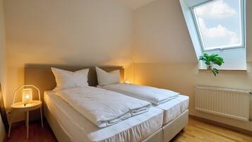 2 Schlafzimmer, Schreibtisch, Bügeleisen/Bügelbrett, Reisekinderbett