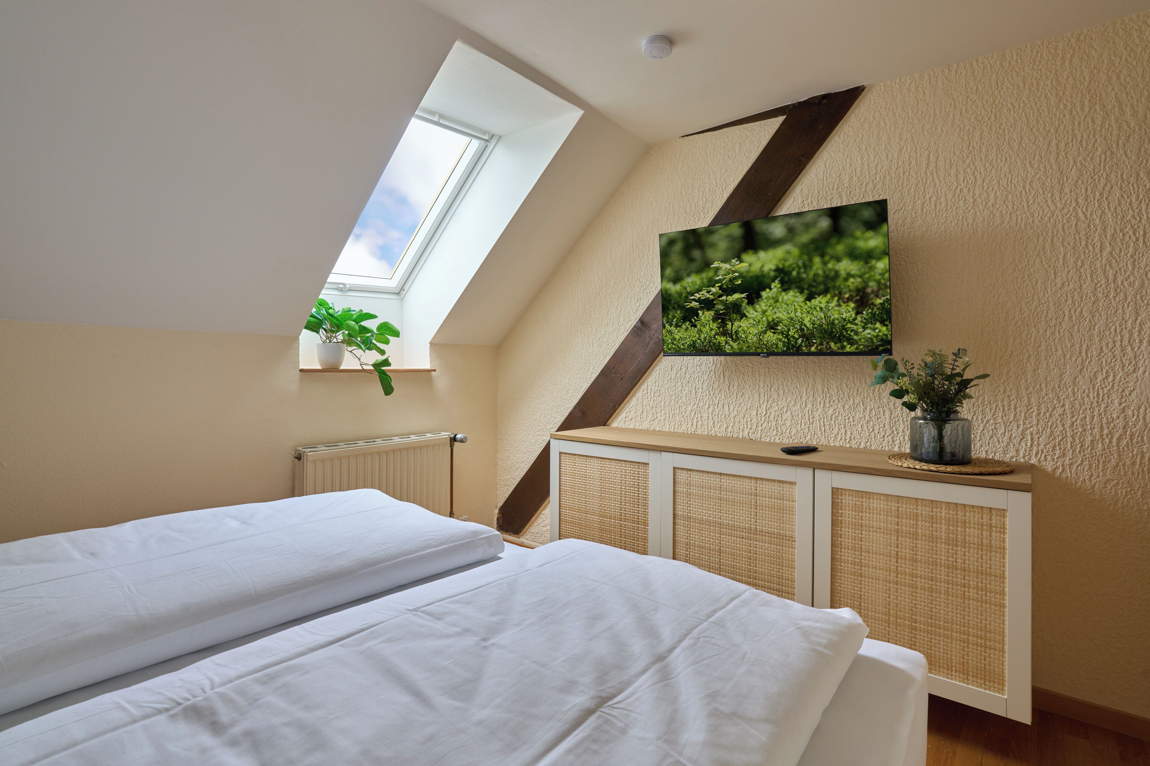 2 slaapkamers, een bureau, een strijkplank/strijkijzer, reisbedje