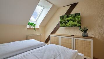 2 slaapkamers, een bureau, een strijkplank/strijkijzer, reisbedje