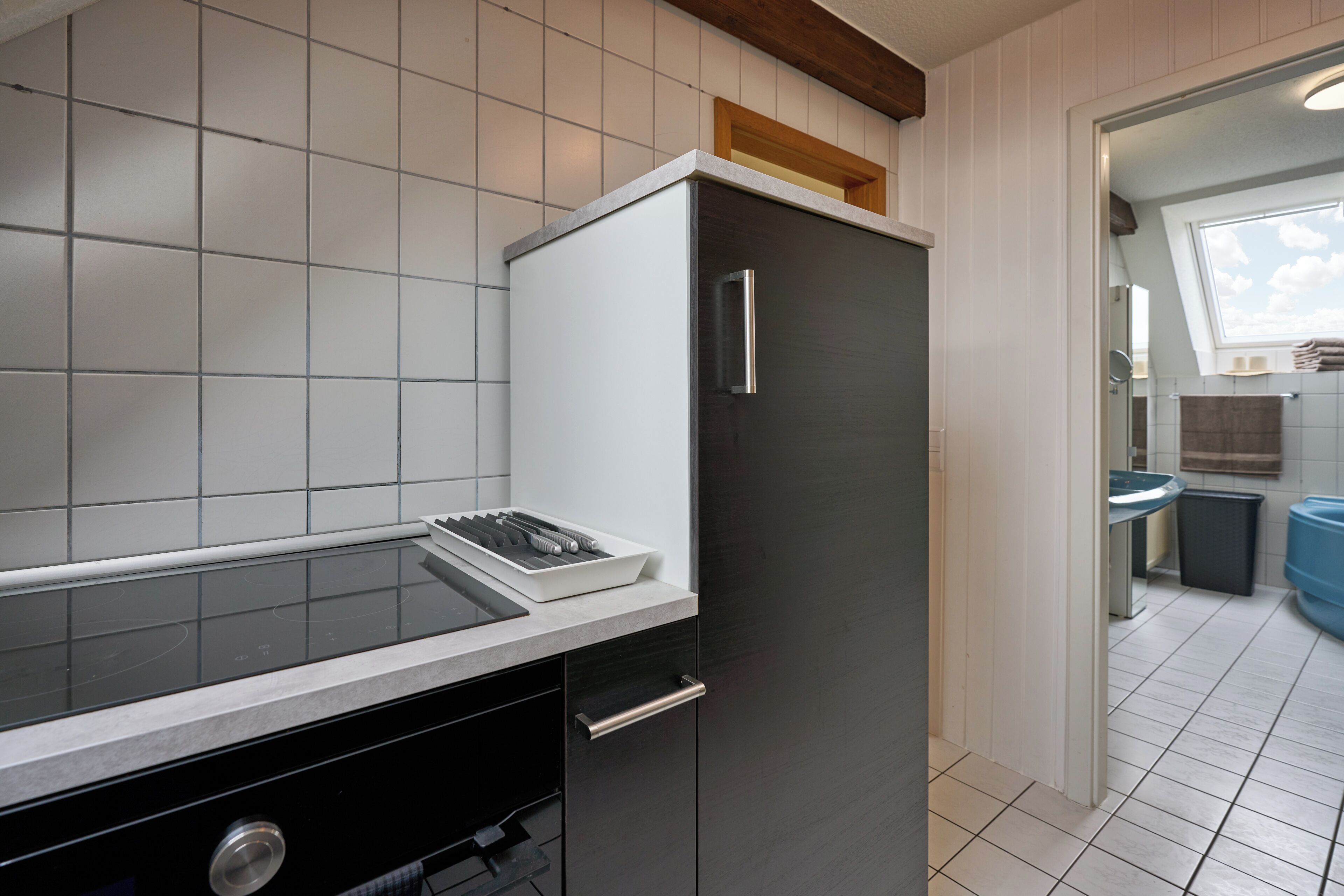 Een koffiezetapparaat/waterkoker, een koelkast, een magnetron, een oven