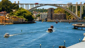 Une rivière avec des bateaux, un pont et des bâtiments le long de la rive.
