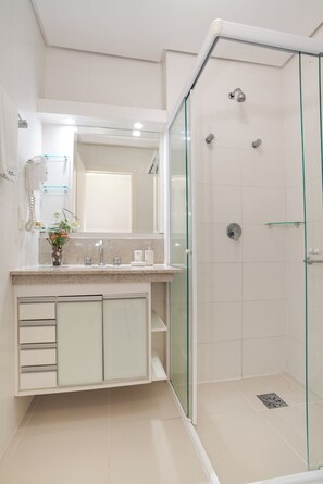 Dusche, Haartrockner, Handtücher, Toilettenpapier
