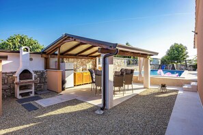 Outdoor dining - Holiday House Nives with pool and playground (Orihi)