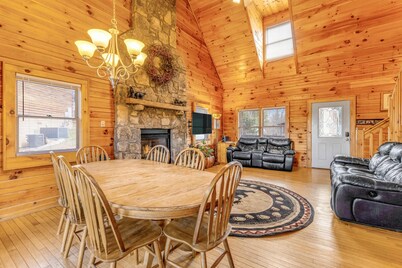 Family-Friendly Cabin Near Dollywood・Hot Tub・Pool