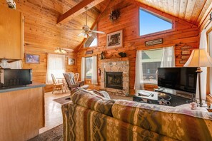 TV, fireplace, offices - Near Dollywood Dog Friendly Cabin・Hot Tub・Pool (Pigeon Forge)