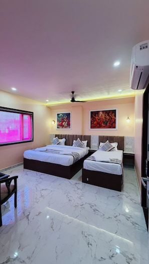 Deluxe Triple Room | Desk, laptop workspace, free WiFi - Hotel Singh Palace (Varanasi)