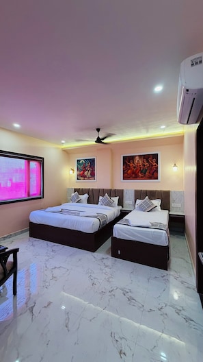 Kamar Triple Deluks | Meja kerja, ruang kerja ramah laptop, dan Wi-Fi gratis