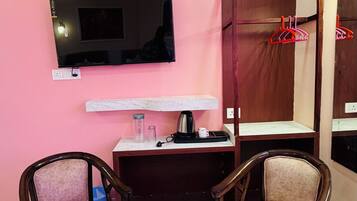 Chambre triple Deluxe | Bureau, espace de travail pour ordinateurs portables