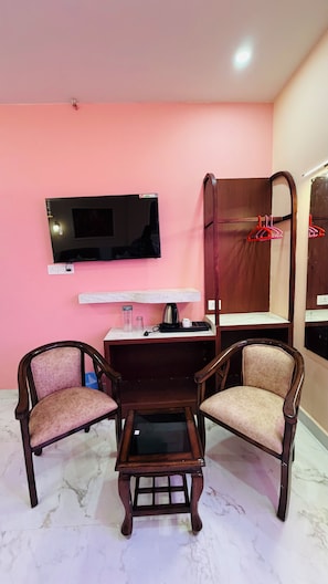 Deluxe Triple Room | Desk, laptop workspace, free WiFi - Hotel Singh Palace (Varanasi)