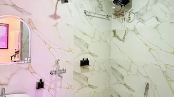Chambre triple Deluxe | Salle de bain | Douche, articles de toilette (gratuits), serviettes fournies, savon