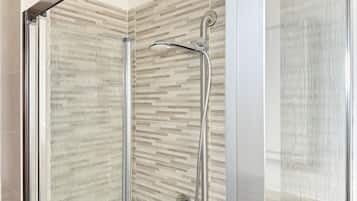 Dusche, Bidet, Handtücher