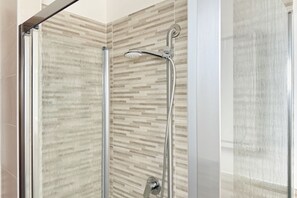 Shower, bidet, towels - SE283 – Senigallia, four-room apartment with private parking space and balcony (Senigallia)