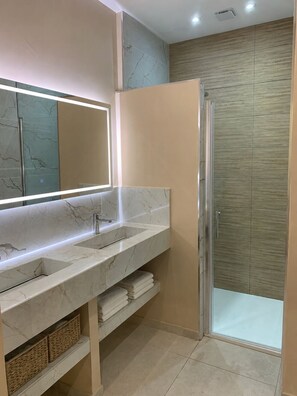 Bathroom - Vrbo Property (Arthès)