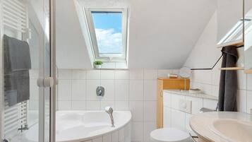 Dusche, Haartrockner, Handtücher