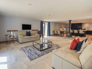 Ein modernes Wohnzimmer mit Sofa, Couchtisch und Kamin.