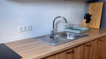 Coffee/tea maker, fridge, oven, stovetop