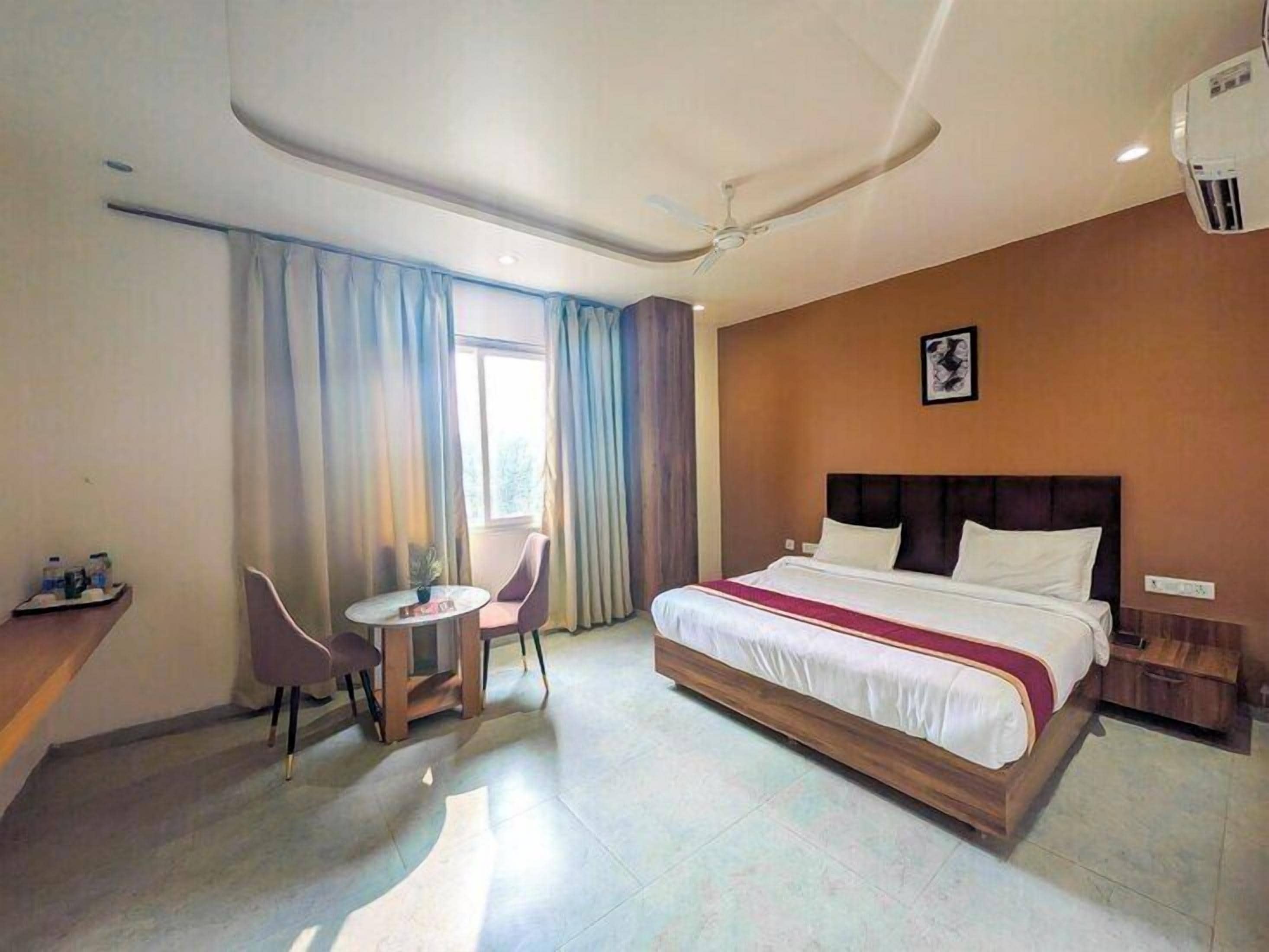 Deluxe Room | Desk, free WiFi