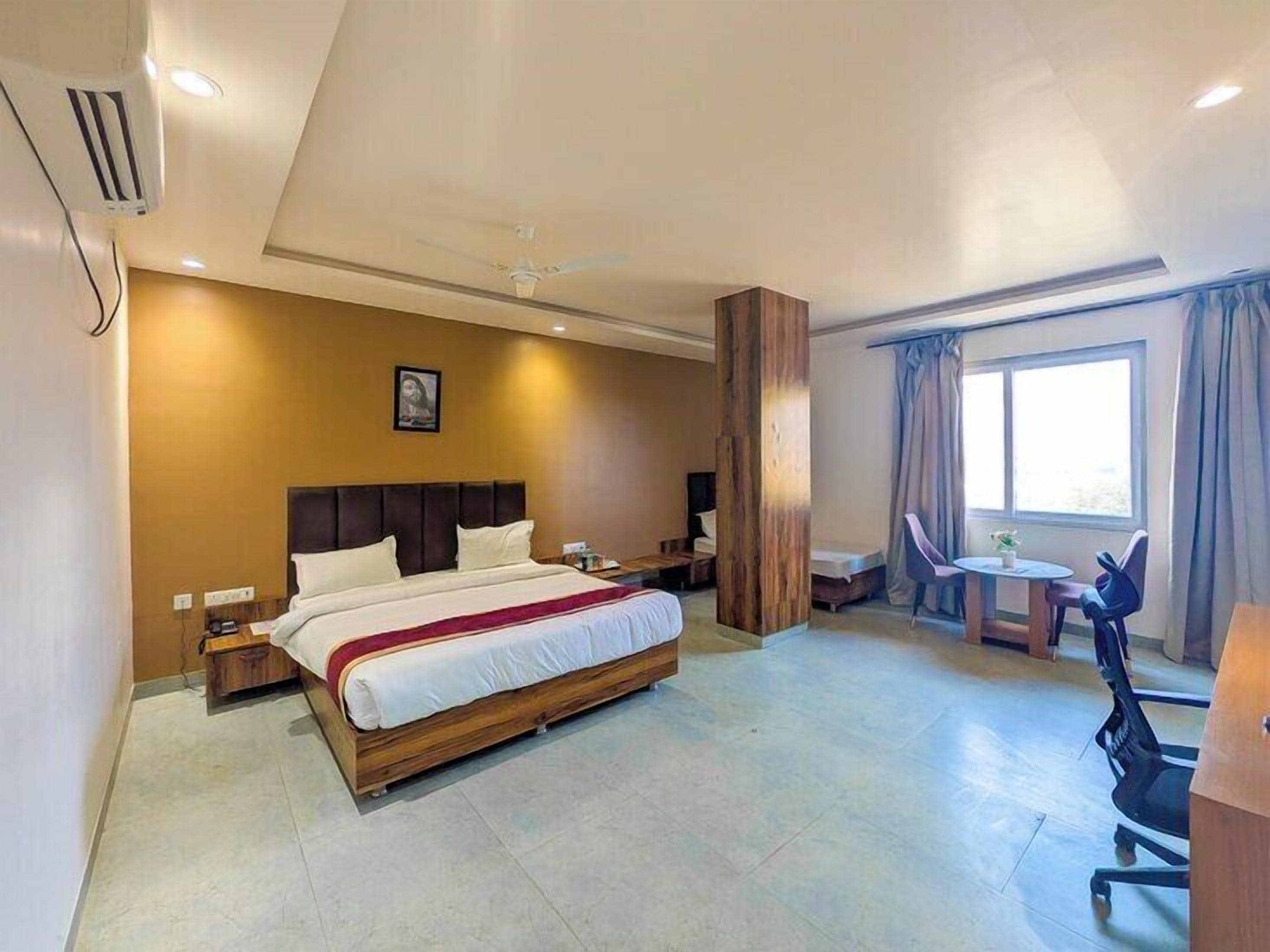 Family Room | Desk, free WiFi