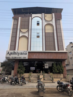 Un bâtiment sur lequel on peut lire l’inscription « Aashiyana » et qui arbore un logo indiquant qu’il s’agit d’un restaurant.