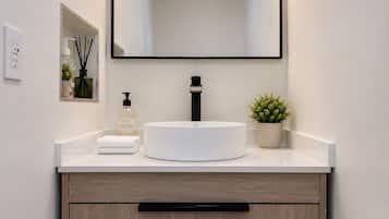 Dusche, Haartrockner, Bidet, Handtücher