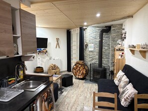 Living area - Apartment 'Chez Stéphane' with Mountain View, Balcony and Wi-Fi (Allos)