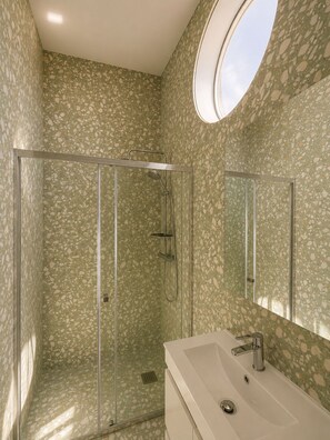 A bathroom with a glass shower enclosure, a sink with a mirror, and a circular skylight. - Porto Ribeira Hotel - Double Room with Balcony (Porto)