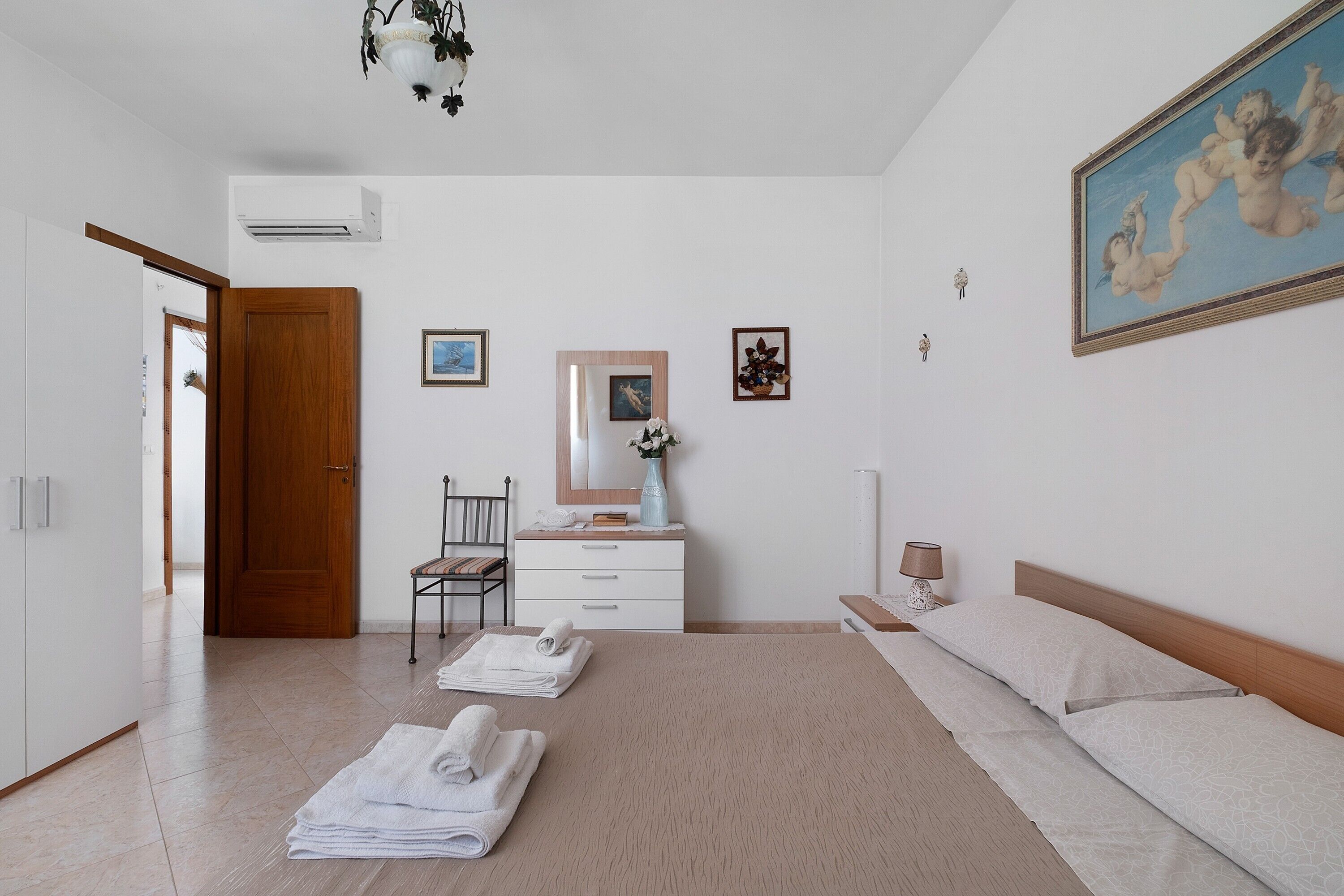 Iron/ironing board, bed sheets