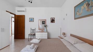 Iron/ironing board, bed sheets