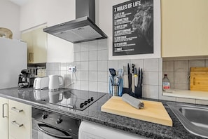 Wasserkocher mit Kaffee-/Teezubehör, Kühlschrank, Mikrowelle, Ofen