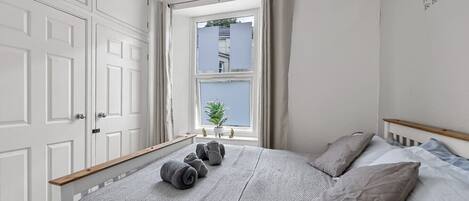 Desk, iron/ironing board, WiFi, bed sheets
