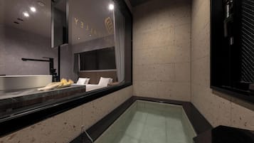 Superior Twin Room, Non Smoking | Bathroom