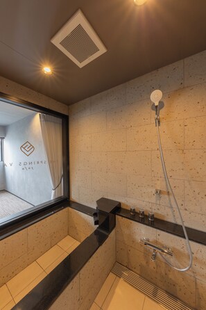 Quarto triplo standard, para não fumantes | Banheiro | Secador de cabelo, chinelos, toalhas de banho, shampoo